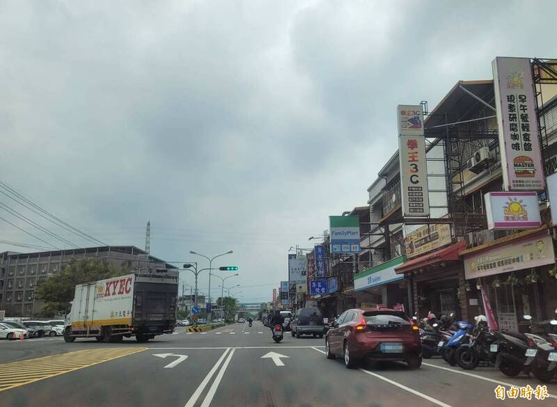 台1線苗栗縣竹南鎮京元電子附近路段，劃設有機車道，但姜小姐投訴本報指出，她每天騎機車經過，機車道都被併排違規停車的車輛占據，她被逼與汽車爭道，險象環生。（記者彭健禮攝）