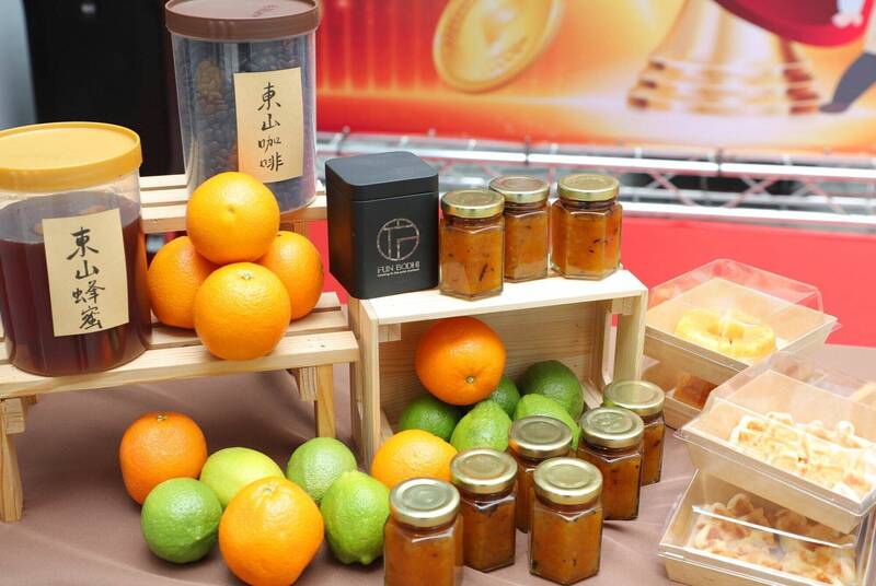 林韡勳以台南在地水果製作果醬，獨特風味獲得「英國世界柑橘類果醬大賽」金牌，讓台南被世界看見。（台南市府提供）