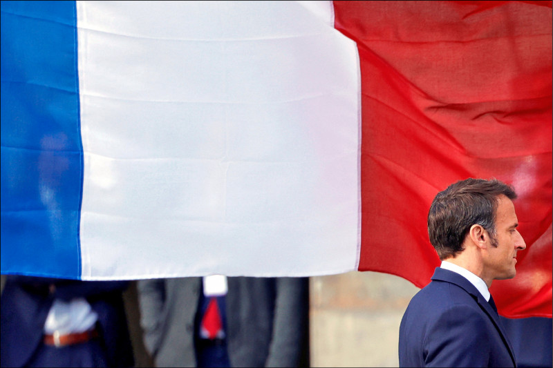 法国总统马克宏在访问中国后声称，欧洲不应卷入台海议题，随美中起舞，遭国际砲轰。图为马克宏十一日访问荷兰，各国政坛、学界和媒体对其 「亲中、打美、卖欧、轻台」言论的不解与不满仍在持续延烧。（路透）(photo:LTN)