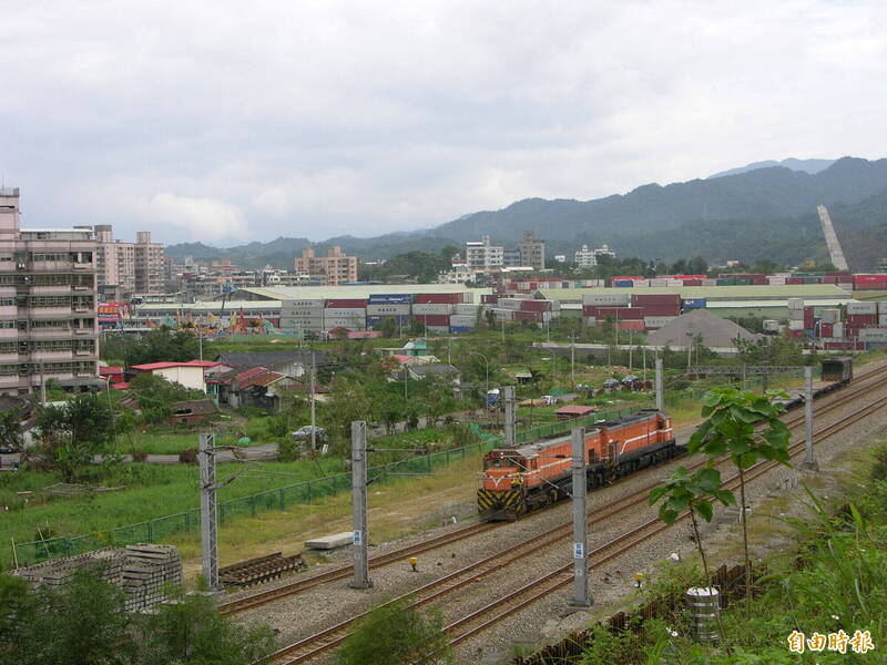 基隆捷運會帶動周邊貨櫃車轉型開發為科技園區。（記者盧賢秀攝）