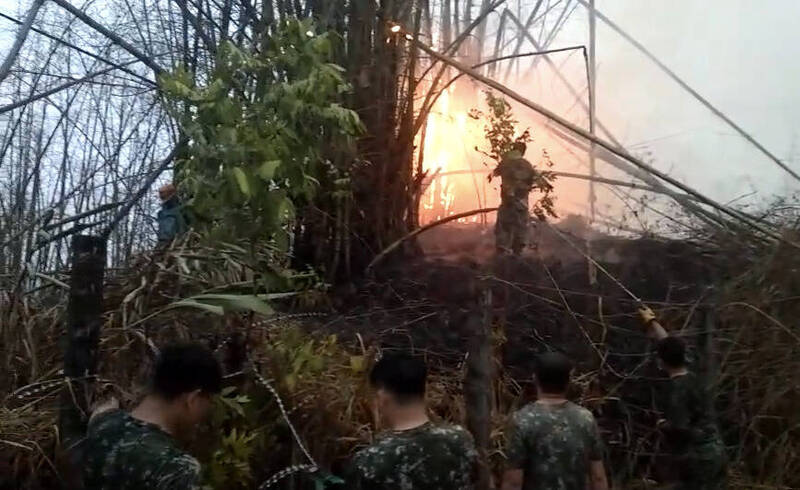 溝坪路發生雜草火警，陸軍第八軍團協助滅火。（讀者提供）