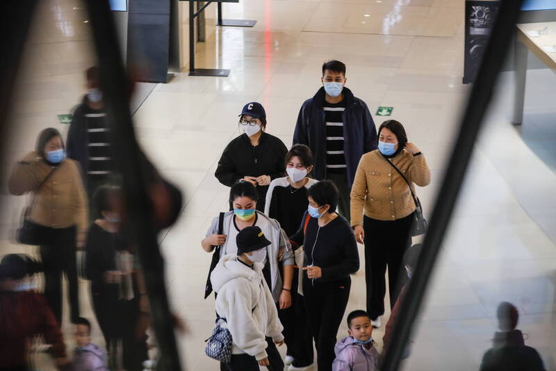 中国今天发布新指引，民众搭乘公共交通工具以及进入人员密集场所，改列为「建议配戴口罩」，不再强制要求戴口罩。图为北京民众在卖场中配戴口罩的画面。（欧新社）(photo:LTN)