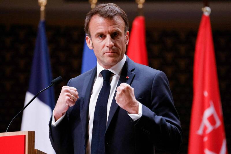 法國總統馬克宏（Emmanuel Macron）日前有關「歐洲不該因台灣和中國起衝突，不為美國附庸」的言論引發怒火、分歧以及混淆，法國官員今天忙著善後滅火，讓傷害減到最低。（法新社）