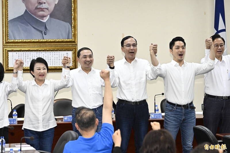 國民黨中常會今日下午通過提名第一梯次16位立委參選人，還特別請來新北市長侯友宜（左二）、台中市長盧秀燕（左一）、台北市長蔣萬安（右二）、桃園市長張善政（右一）等藍營地方首長一起站台造勢。（記者陳志曲攝）