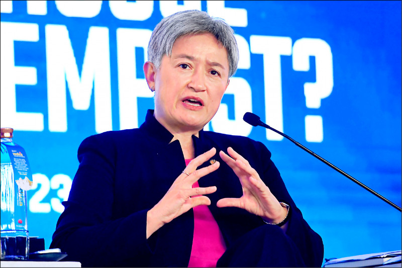 澳洲外交部長黃英賢十一日表示,坎培拉希望出口市場多樣化,以減少對中國依賴,並強調中國近期在台灣周邊進行的軍事演習「破壞穩定」,「澳洲立場很明確,不可以片面改變現狀。」(法新社檔案照) 澳洲外交部長黃英賢十一日表示,坎培拉希望出口市場多樣化,以減少對中國依賴,並強調中國近期在台灣周邊進行的軍事演習「破壞穩定」,「澳洲立場很明確,不可以片面改變現狀。」(法新社檔案照)