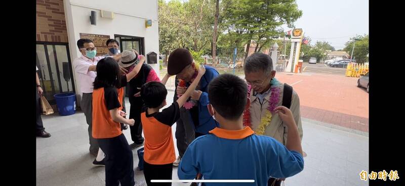 畢業70年的4位同窗今天相揪回母校土庫國小，小學弟們獻上花環歡迎。（記者黃淑莉攝）