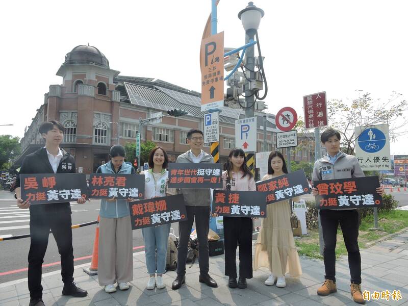 市議員黃守達今天邀請多位太陽花學運世代新生代政治人物一同到建國市場拜會攤商。（記者蘇金鳳攝）