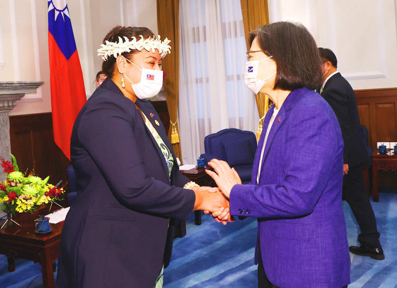 President Tsai Ing-wen, right, greets Marshall Islands Minister of Foreign Affairs and Trade Kitlang Kabua at the Presidential Office in Taipei yesterday. 
Photo: CNA