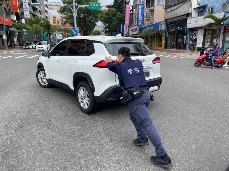 警方將陳姓男子的休旅車推到一旁的加油站。（圖由警方提供）