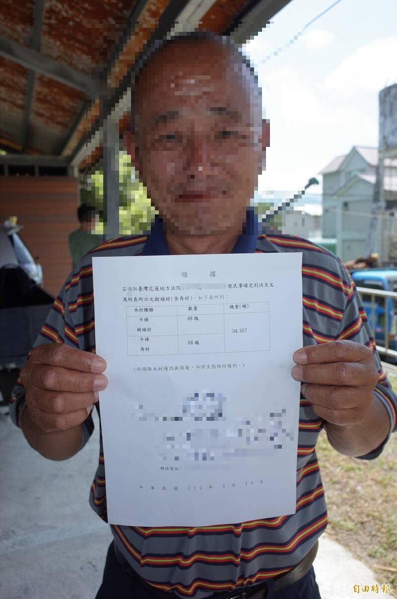 富里鄉詹姓男子今天到林務局花蓮林管處玉里工作站取得領據,順利拿回林務局扣押13年的牛樟木樹頭、角材,共計34公噸,他高興地說「感謝司法還他清白」。(記者花孟璟攝) 富里鄉詹姓男子今天到林務局花蓮林管處玉里工作站取得領據,順利拿回林務局扣押13年的牛樟木樹頭、角材,共計34公噸,他高興地說「感謝司法還他清白」。(記者花孟璟攝)