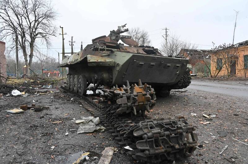 乌军在战场上找到的俄军武器中，发现中国元件数量越来越多，图为3月在乌克兰哈尔科夫所见一辆被摧毁的俄军装甲车。（法新社档案照）(photo:LTN)