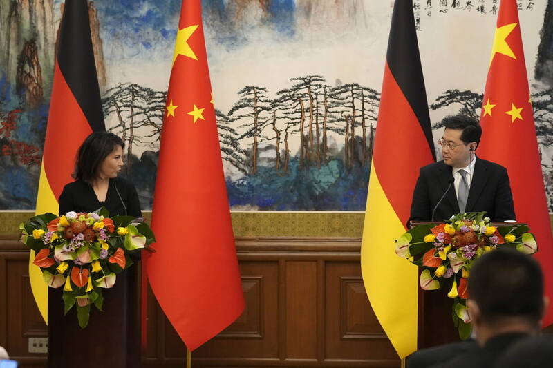 德国外交部长贝尔伯克和中国外长秦刚今天在记者会上公开「交锋」。（欧新社）(photo:LTN)