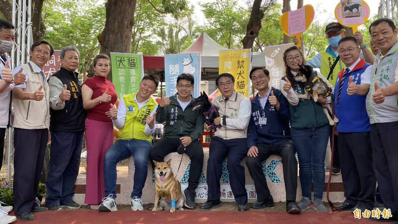 打造動物友善城市，台南市第二座位在新營區的「南瀛綠都心寵物運動公園」今天（15日）揭牌啟用。（記者楊金城攝）