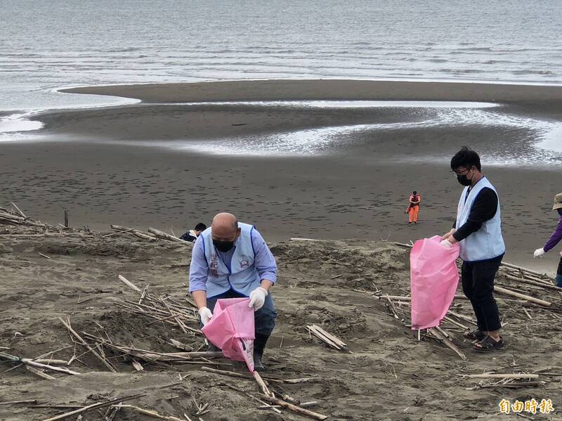 民眾參與草漯沙丘海洋生態淨灘暨節能宣導活動，撿拾海灘上的垃圾。（記者周敏鴻攝）