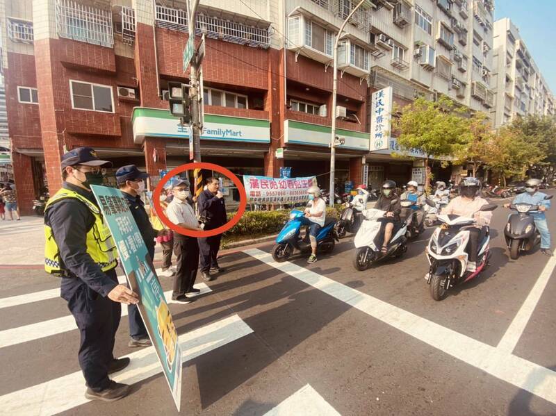 洗刷「行人地獄」污名，高雄市警局小港分局長謝承甫（紅圈右）與漢民國小校長陳昭治（紅圈左），聯手率隊站斑馬線宣導。（高市小港警分局提供）