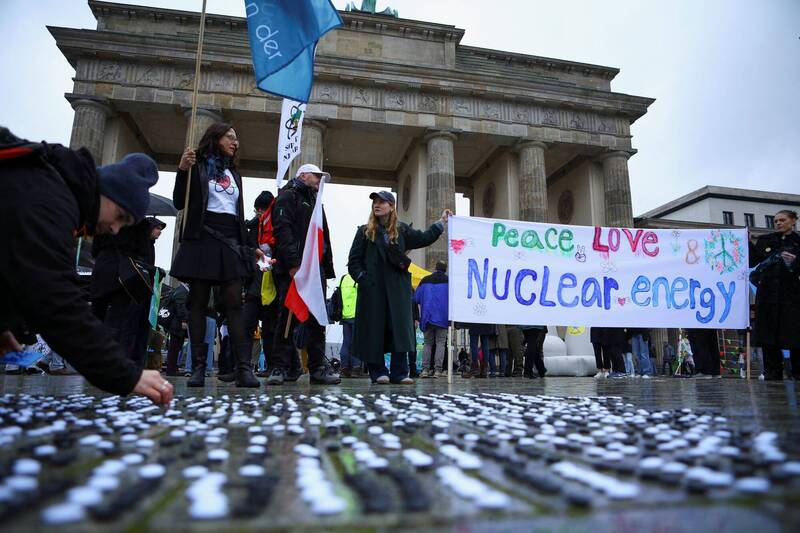 德国虽然正设法摆脱化石燃料并应对俄乌战争引起的能源危机，今天仍将关闭最后3座核电厂，告别核能发电。图为反对关闭核电厂的民众在柏林举行抗议活动。（路透）(photo:LTN)