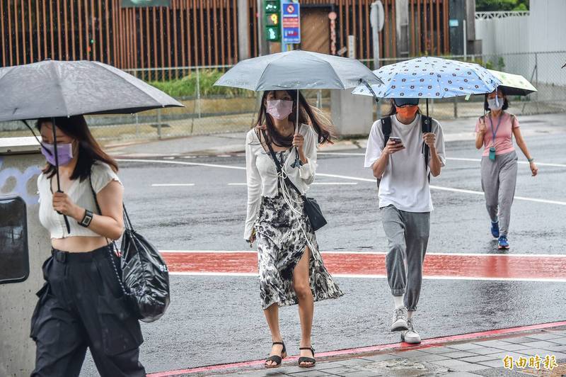 今天因鋒面通過及東北季風增強，各地天氣將變得不穩定，其中北部地區降雨最為明顯，有局部較大雨勢發生的機率，中部、東部、東南部地區、南部山區也將陸續轉為有局部短暫陣雨或雷雨的天氣。（資料照）