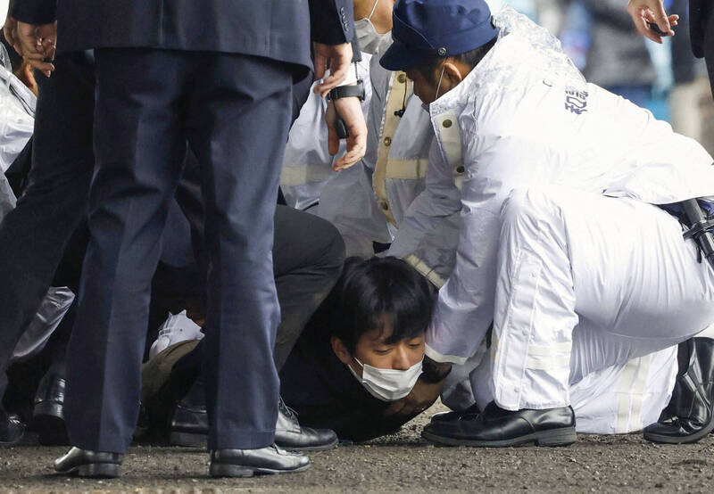 日本首相岸田文雄今天辅选时遭人丢掷爆裂物，男性犯嫌木村隆二当场被压制逮捕。（路透）(photo:LTN)