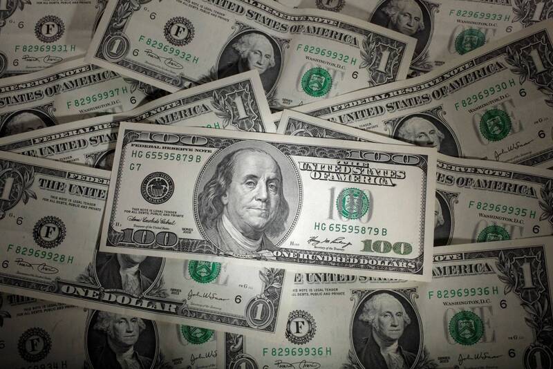 美国男子开车在公路上狂洒20万美元。美钞示意图。（路透）(photo:LTN)