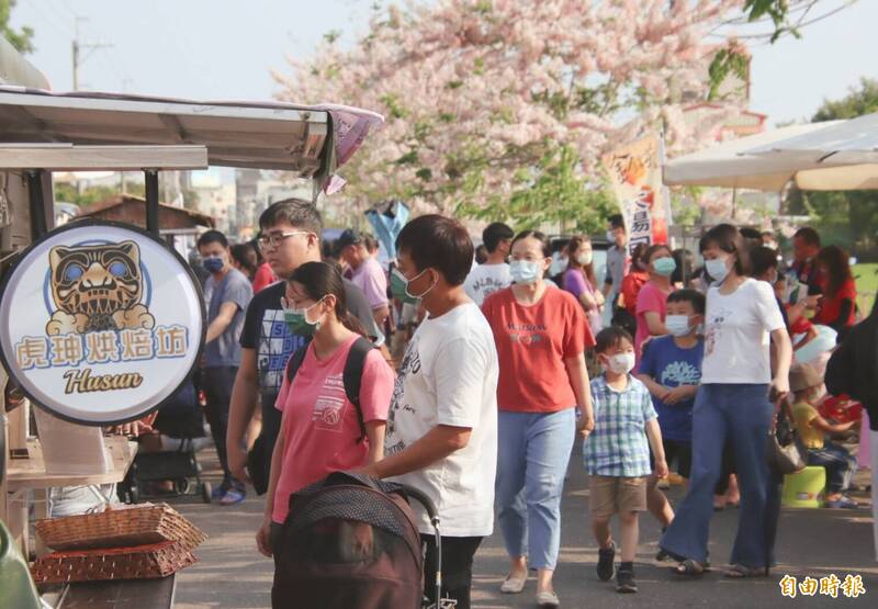 嘉義縣水上鄉粗溪步道辦市集，花旗木花海吸引大量遊客前來。（記者林宜樟攝）