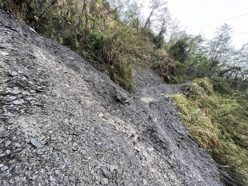 日前山區降雨，能高越嶺道0K至1K有多較嚴重落石，路基已被土石埋沒，形成危險陡坡。（林務局南投林管處提供）