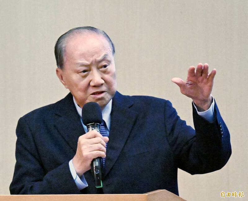 前考試院長關中16日在民主文教基金會「美國霸權的衰退與墮落」研討會中表示，台灣和中國同文同種、血脈相連、經濟來往密切，「實在想不出什麼理由抗中反中」，他認為所有問題都是因為美國而起，是美國蓄意要為難中國。（記者方賓照攝）