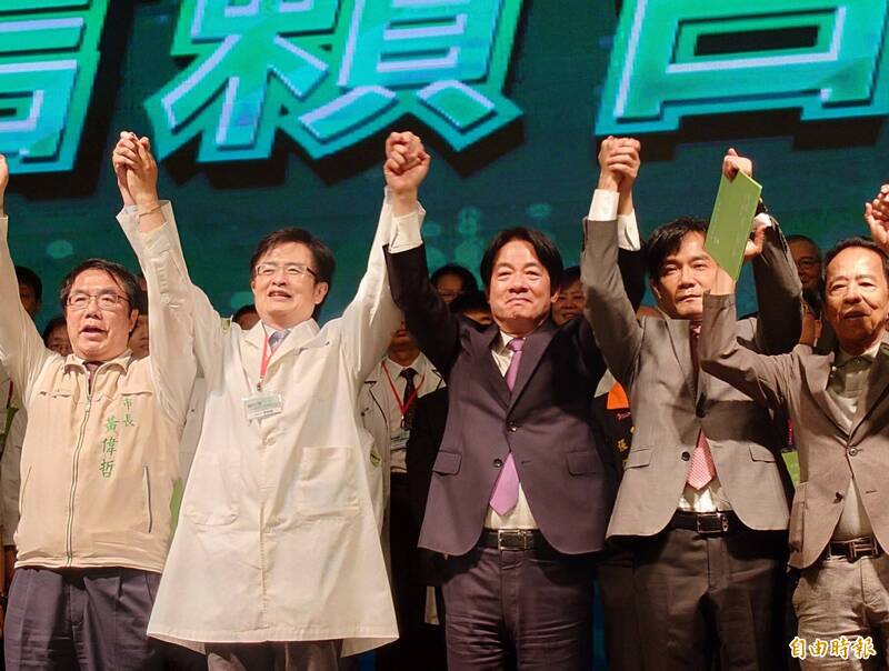 信賴台灣之友會正式成軍，民進黨總統參選人賴清德（前排中）選在台南出發，受到各界力量相挺。（記者洪瑞琴攝）