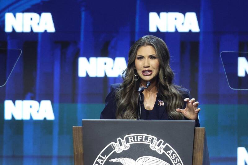 南达科他州长诺姆（Kristi Noem）14日出席全国枪枝年会演讲时称，她快2岁孙女已经有步枪与猎枪。（法新社）(photo:LTN)