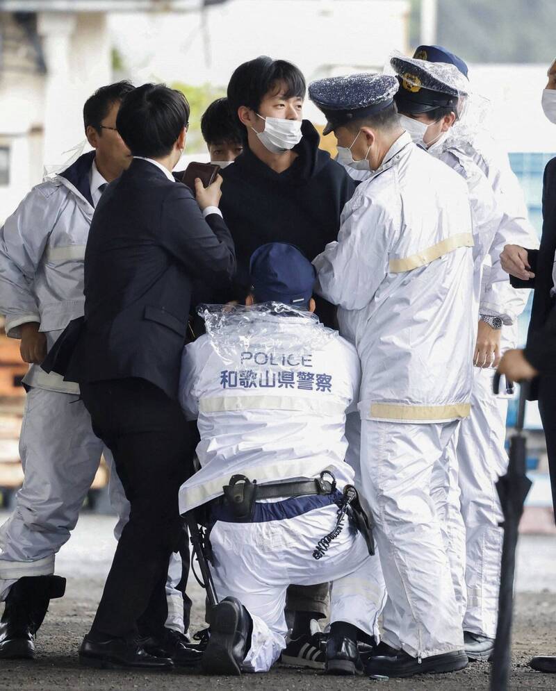 日本24岁男子木村隆二（中），朝首相岸田文雄投掷爆裂物。（路透）(photo:LTN)