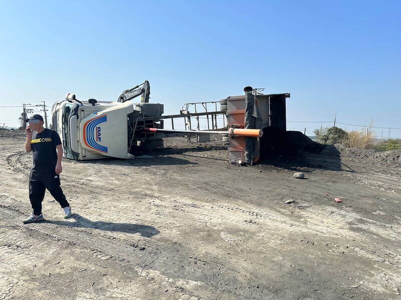 屏東縣里港鄉傳出砂石車翻覆。（圖由警方提供）