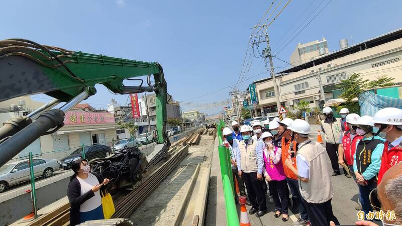 台南市仁德區德糖路T幹線雨水箱涵新建工程預計9月中旬完工，改善當地積淹水問題，市長黃偉哲及多位市議員前往現場勘查工程進度。（記者劉婉君攝）