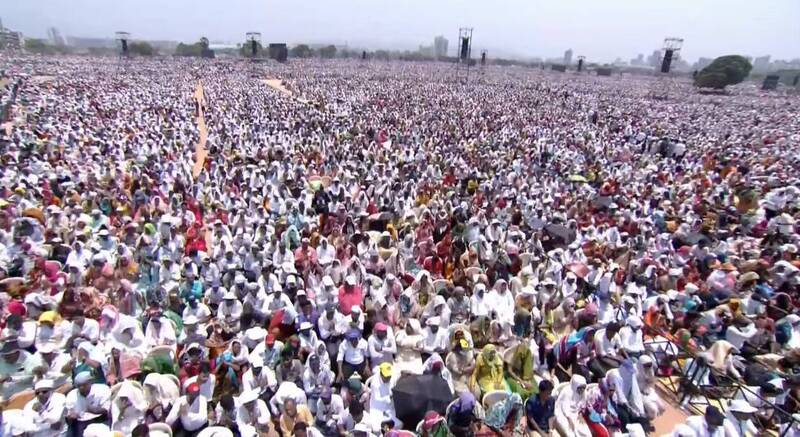 印度孟买马哈拉施特拉邦昨举办户外颁奖典礼，活动长达6小时，台下观众在没有遮蔽处酿成11死。（取自印度人民党发言人Prem Shukla 推特）(photo:LTN)