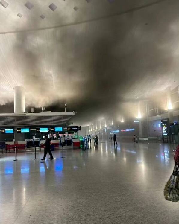 中国杭州萧山机场昨晚约莫11点半传出火警，浓浓黑烟直冲大厅。（取自网路）(photo:LTN)