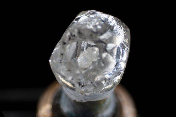 印度苏拉特（Surat）一家钻石商近期公佈发现一颗极为罕见、名为「跳动之心」（Beating Heart）的「钻中钻」。（图撷取自推特）(photo:LTN)