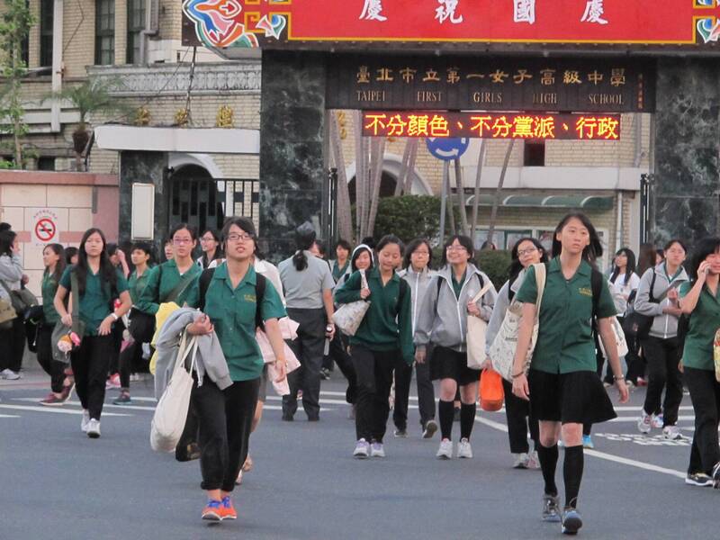 針對民教育法修法，有立委支持中小學生應列席校務會議。圖為北一女學生進出校園。（資料照）