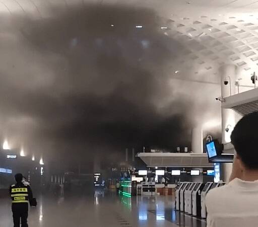 中国杭州萧山机场昨晚约莫11点半传出火警，大厅弥漫黑烟。（取自网路）(photo:LTN)
