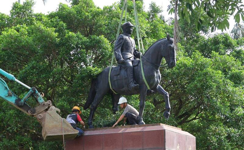 蘇澳鎮公所今天啟動公所廣場蔣介石騎馬銅像移置工程。（記者江志雄翻攝）