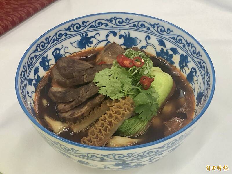 桃園喜來登酒店廚藝總監李佳其將以「桃禧香濃紅燒牛肉麵」巡迴訪問美國檀香山、日本東京和大阪。李佳其說,夏威夷產的番茄很不錯,牛肉在國外也容易取得,因此結合當地食材,透過台灣手法做出台灣代表性美食牛肉麵。(記者呂伊萱攝) 桃園喜來登酒店廚藝總監李佳其將以「桃禧香濃紅燒牛肉麵」巡迴訪問美國檀香山、日本東京和大阪。李佳其說,夏威夷產的番茄很不錯,牛肉在國外也容易取得,因此結合當地食材,透過台灣手法做出台灣代表性美食牛肉麵。(記者呂伊萱攝)