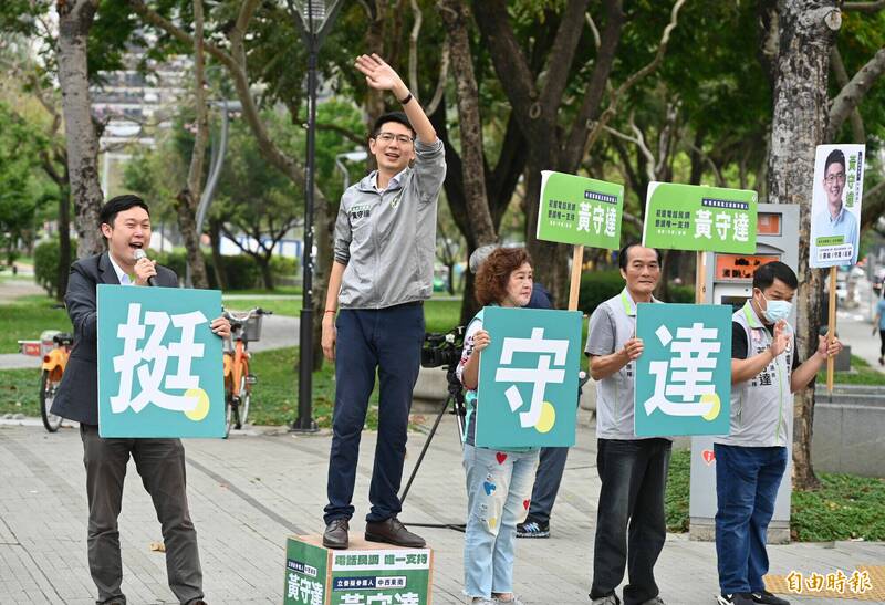 參選民進黨台中第6選區立委初選的黃守達（左二），今天在連江縣黨部主委李問（左一）陪同下站路口拜票。（記者陳建志攝）