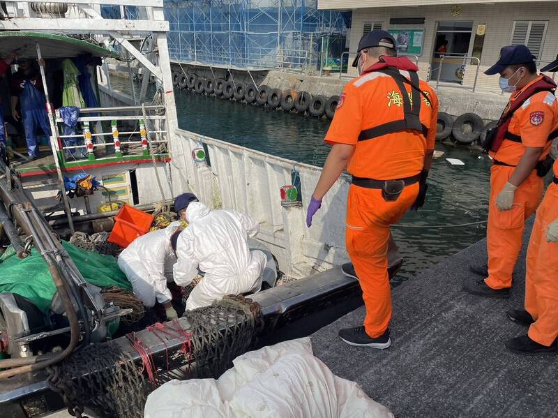 宜蘭頭城外海發現全裸浮屍，是否失聯13天的慈濟科大外籍男大生，待相驗確認。（圖由海巡署提供）