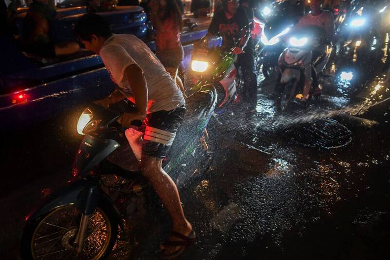 泰国泼水节活动结束，据泰国卫生部紧急任务中心统计，连假期间因交通事故造成受伤人数达17775人，比去年增加19％。图为泰国泼水节示意图。（路透）(photo:LTN)