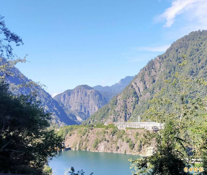 德基水庫蓄水量逐漸下降。（記者張軒哲攝）