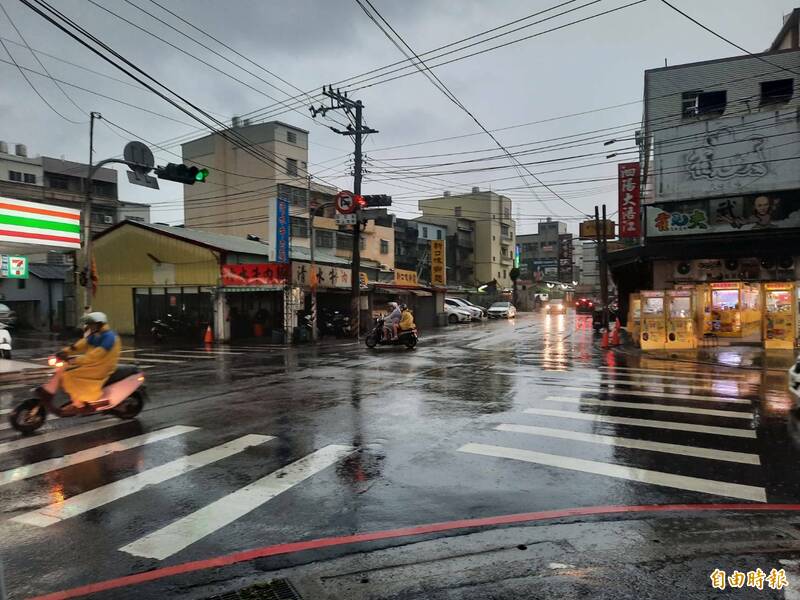 清水市區今日下午降雨。（記者張軒哲攝）