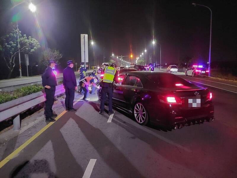 嘉義縣警察局掃蕩違法改裝車輛。（嘉義縣警察局提供）