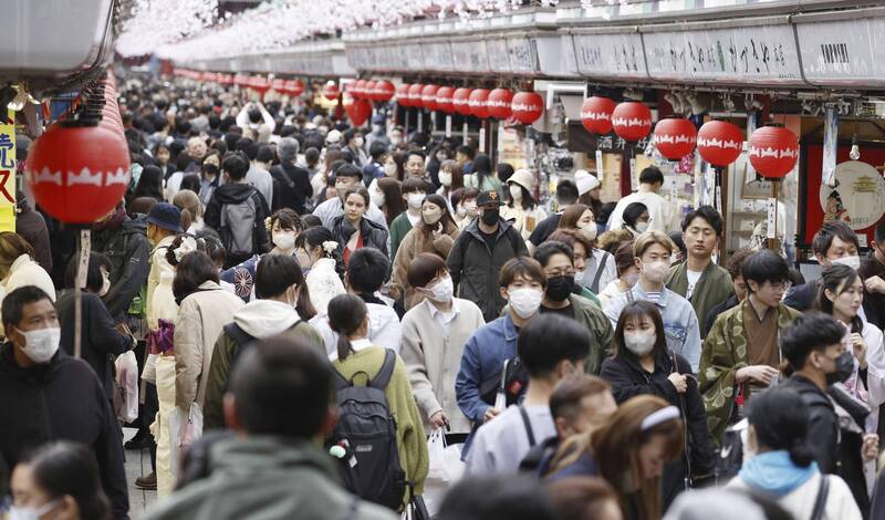 官方數據顯示今年3月赴日外國旅客人數創解禁以來新高。圖為今年3月13日東京淺草寺仲見世通上的外籍旅客。（美聯社）