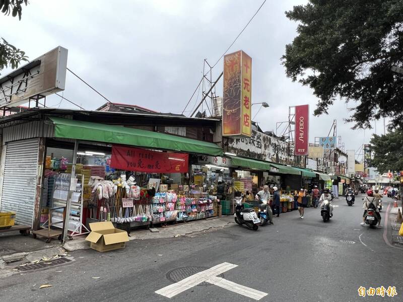 台南市府以安全顧慮計劃拆除台南觀光城商場。（記者王俊忠攝）