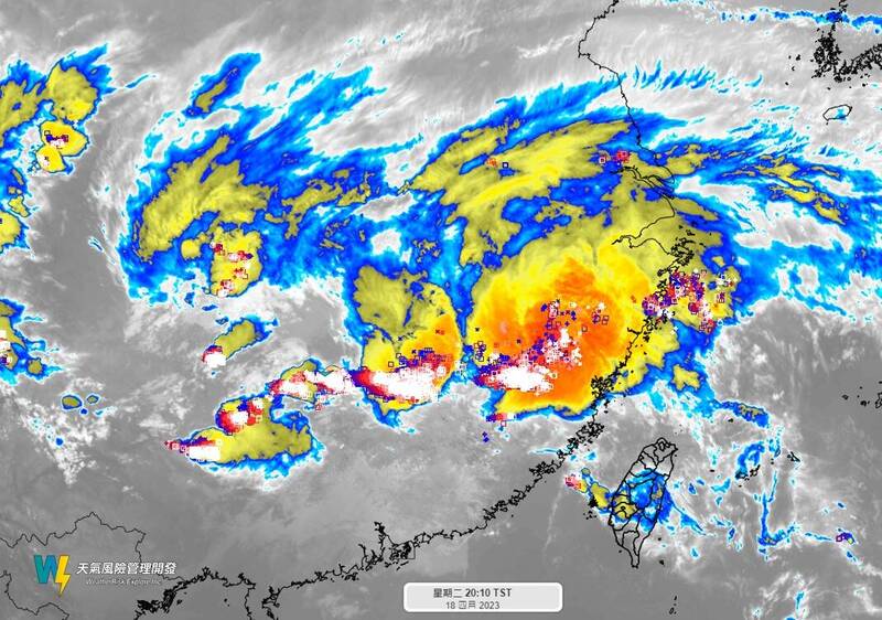 「天氣風險公司」貼文表示「台灣大的對流胞有沒有看過？」，強調鋒面正逐漸逼近台灣。（圖擷自「天氣風險 WeatherRisk」臉書）