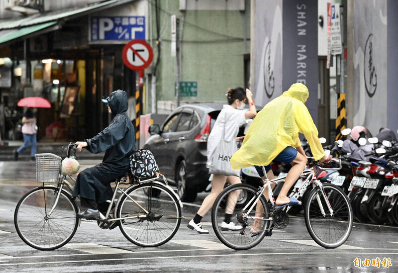 台北市今天明顯降雨，但發生短延時強降雨機率較低。（記者羅沛德攝）