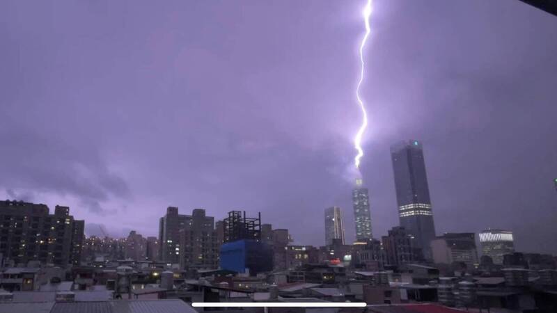 雷雨轟炸！台北101遭「雷擊瞬間」 影片曝光