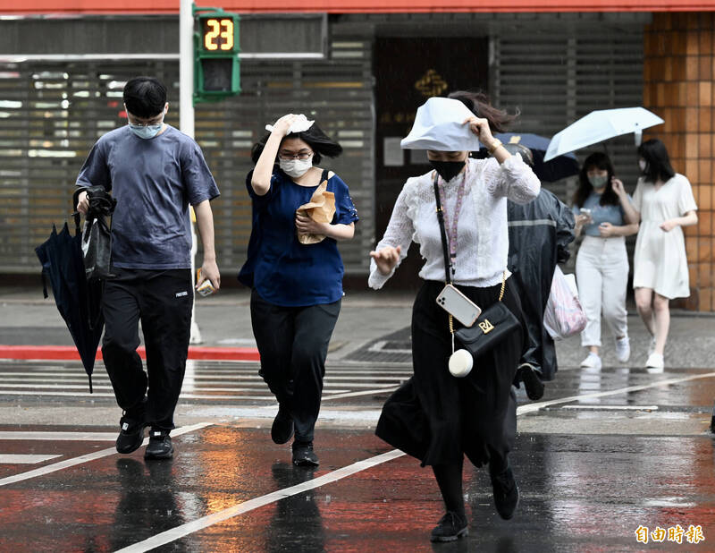 鋒面接近影響，中央氣象局19日晚間發布15縣市大雨特報及８縣市雷雨警戒區域，提醒民眾慎防劇烈降雨、雷擊，溪（河）水暴漲，低窪地區慎防淹水。（記者羅沛德攝）